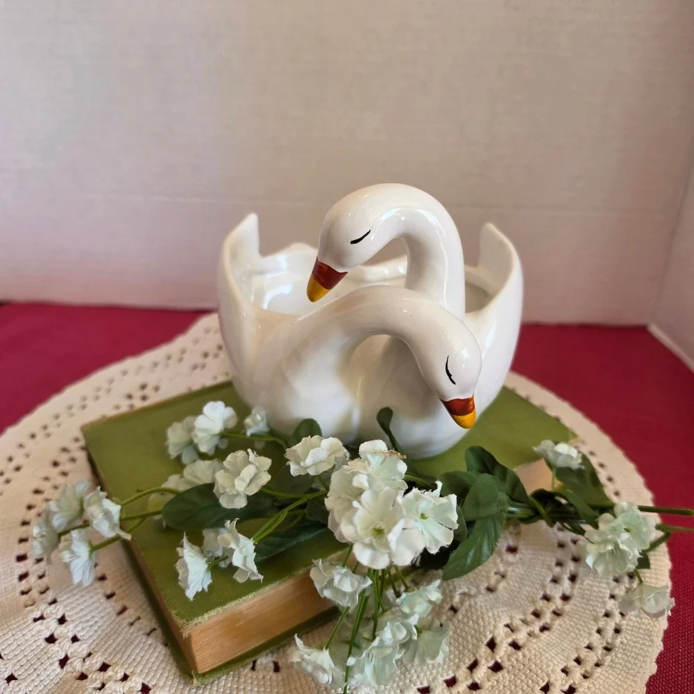 #356 Swan Planter